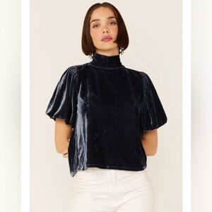 FREE PEOPLE WOMEN'S VELVET KNIT CLAUDIA PUFF SHORT SLEEVE TEE